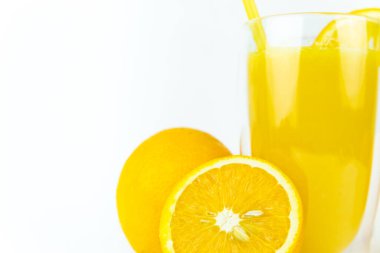 Taze portakal suyu. Beyaz arka planda bir bardak portakal suyu ve taze portakal.