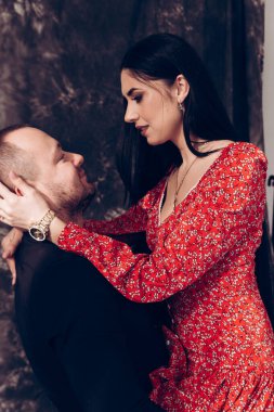 Karanlık bir geçmişi olan genç bir çift. Aşk ve ilişkiler. Adam kızı kollarında tutuyor..