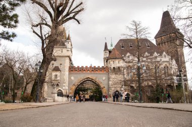 Budapeşte 'deki Vajdahunyad Kalesi. Macaristan 'da eski bir bina. Budapeşte 'nin başlıca eğlence merkezi Avrupa' yı gezmek. Macaristan 'a Seyahat.