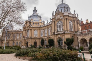 Budapeşte 'deki Vajdahunyad Kalesi. Macaristan 'da eski bir bina. Budapeşte 'nin başlıca eğlence merkezi Avrupa' yı gezmek. Macaristan 'a Seyahat.
