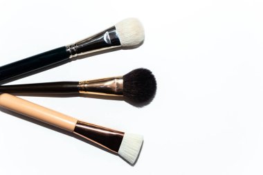 Makyaj aletleri, makyaj fırçaları. Temeller için makyaj araçları, fırçalar, kızarma, dış hatlar ve toz.