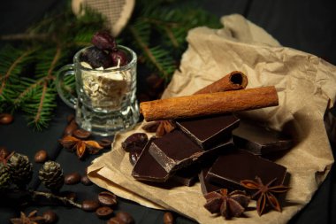 Tarçınlı siyah çikolata. Koyu kokulu kahve. Noel akşamı.