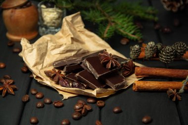 Tarçınlı siyah çikolata. Koyu kokulu kahve. Noel akşamı.