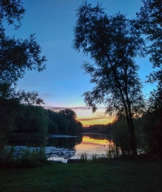 Arkadaki gölde güzel bir gün batımı