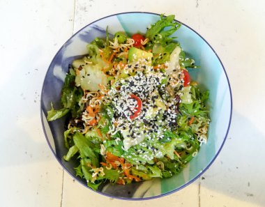 Sebzeli salata ve arka planda tohumlar