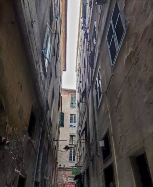 İtalya 'nın Cenova (Cenova) kentindeki eski dar bir sokak.