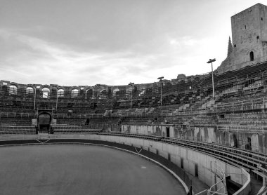 Arles, Fransa. Eski Provence şehrinde Antik Roma Amfi Tiyatrosu (Arena).