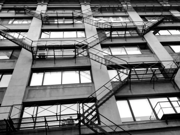Edifício Moderno Com Janelas Escadas — Fotografia de Stock