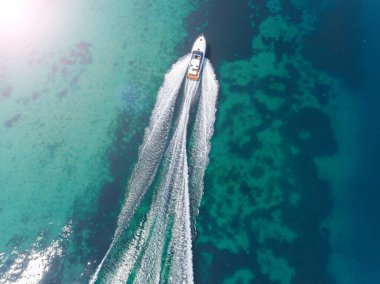 motorlu tekne navigasyon hava görüntüsünde