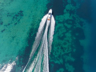 motorlu tekne navigasyon hava görüntüsünde