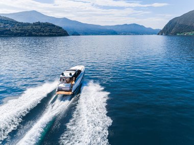 motorlu tekne navigasyon hava görüntüsünde
