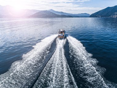 motorlu tekne navigasyon hava görüntüsünde