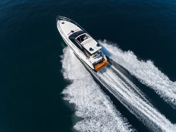 Motorlu Tekne Navigasyon Hava Görüntüsünde — Stok fotoğraf