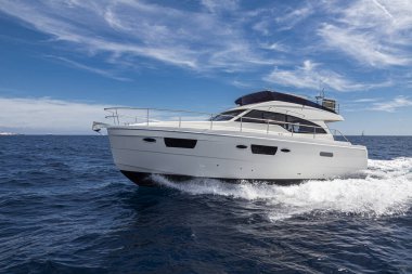 navigasyon ve deniz manzaralı hızlı bir yat.