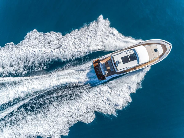 navigasyon hava aracı görünümlü motor yatı