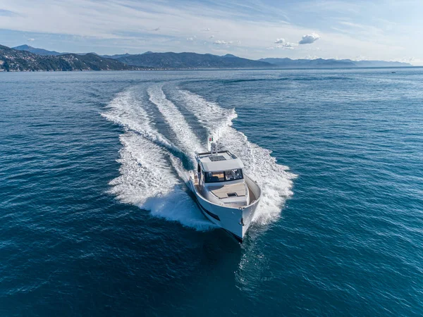 navigasyon hava aracı görünümlü motor yatı