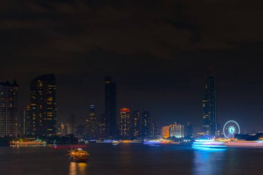 Chao Phraya nehrinde gece lambası, Bangkok, Tayland