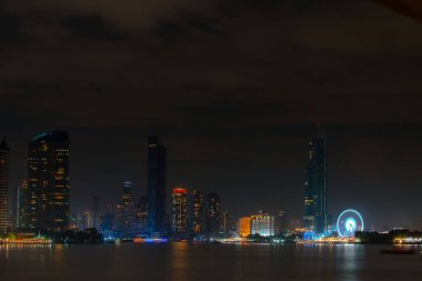 Chao Phraya nehrinde gece lambası, Bangkok, Tayland