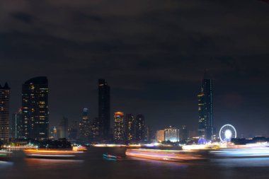 Chao Phraya nehrinde gece lambası, Bangkok, Tayland
