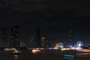 Chao Phraya nehrinde gece lambası, Bangkok, Tayland