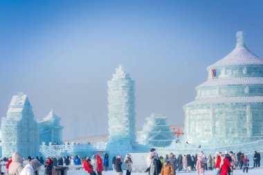 Harbin, Heilongjiang, Çin - 10 Ocak 2025 - Yıllık bir kış festivali olan Harbin Uluslararası Buz ve Kar Heykeli Festivali artık dünyanın en büyük buz ve kar festivali oldu