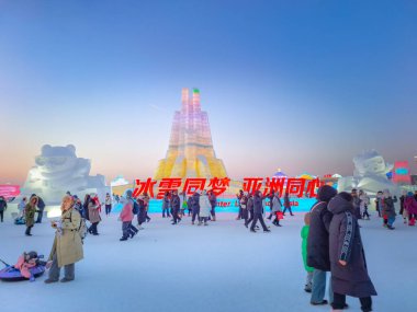 Harbin, Heilongjiang, Çin - 10 Ocak 2025 - Yıllık bir kış festivali olan Harbin Uluslararası Buz ve Kar Heykeli Festivali artık dünyanın en büyük buz ve kar festivali oldu