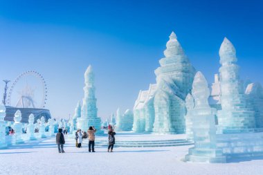 Harbin, Heilongjiang, Çin - 10 Ocak 2025 - Yıllık bir kış festivali olan Harbin Uluslararası Buz ve Kar Heykeli Festivali artık dünyanın en büyük buz ve kar festivali oldu