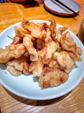 Guobaorou, Harbin 'de ünlü bir menü. Tavuk parçaları ince bir tabaka tuzlanmış yumurta sarısı ile kızartılıyor.