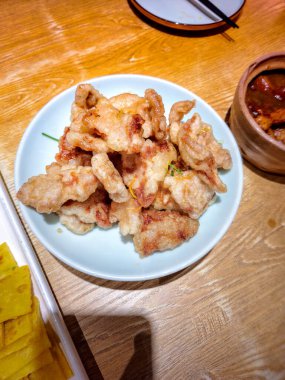 Guobaorou, Harbin 'de ünlü bir menü. Tavuk parçaları ince bir tabaka tuzlanmış yumurta sarısı ile kızartılıyor.