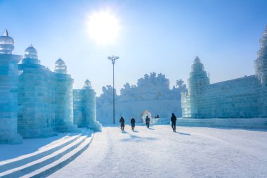 Yıllık bir kış festivali olan Harbin Uluslararası Buz ve Kar Heykeli Festivali, dünyanın en büyük buz ve kar festivali Harbin, Heilongjiang, Çin