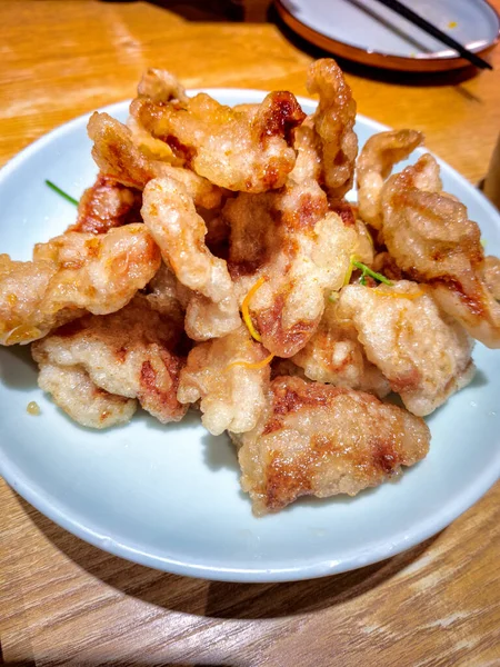 Guobaorou, Harbin 'de ünlü bir menü. Tavuk parçaları ince bir tabaka tuzlanmış yumurta sarısı ile kızartılıyor.