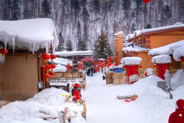 Hailin, Heilongjiang - 13 Ocak 2025 Çin Kar Kasabası, Çin 'in en sembolik turistik yerlerinden biri, Xuexiang Ulusal Orman Parkı' nda yer almaktadır.