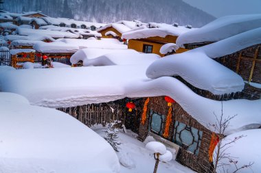 Çin 'in en sembolik turistik turistik merkezlerinden biri olan Çin Kar Kenti Xuexiang Ulusal Orman Parkı, Hailin, Heilongjiang' da yer almaktadır.
