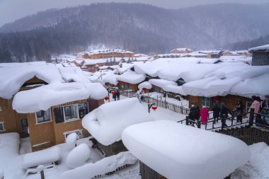 Hailin, Heilongjiang - 13 Ocak 2025 Çin Kar Kasabası, Çin 'in en sembolik turistik yerlerinden biri, Xuexiang Ulusal Orman Parkı' nda yer almaktadır.