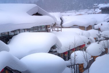 Çin 'in en sembolik turistik turistik merkezlerinden biri olan Çin Kar Kenti Xuexiang Ulusal Orman Parkı, Hailin, Heilongjiang' da yer almaktadır.