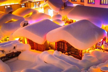 Çin 'in en sembolik turistik turistik merkezlerinden biri olan Çin Kar Kenti Xuexiang Ulusal Orman Parkı, Hailin, Heilongjiang' da yer almaktadır.