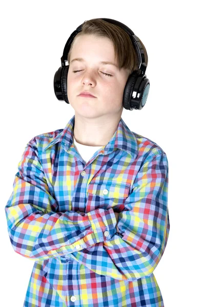 Niño preadolescente escuchando música con auriculares con los ojos cerrados — Foto de Stock