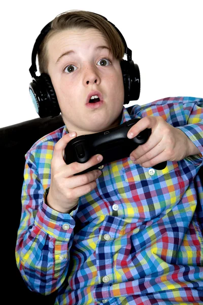 Niño preadolescente con una expresión excitada jugando a un videojuego hold — Foto de Stock