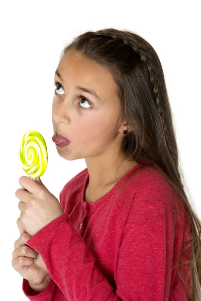 Süßes Mädchen streckt ihre Zunge aus und leckt einen Lolipop — Stockfoto