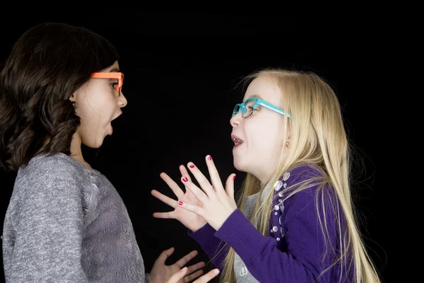 Zwei entzückende Mädchen mit funky Brille Drama im Ausdruck — Stockfoto