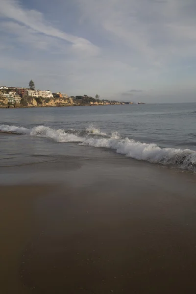 Vista vertical de la arena y las olas en el paisaje de playa de California — Foto de Stock