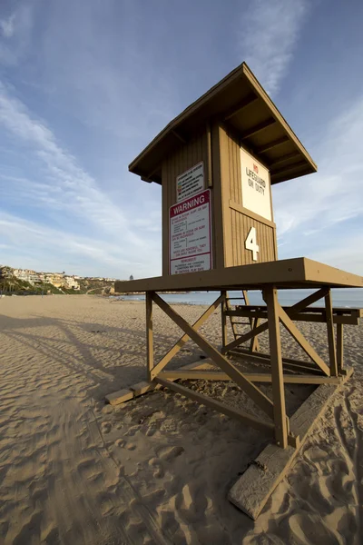 Paisaje de playa de arena vertical con una torre salvavidas en el para — Foto de Stock