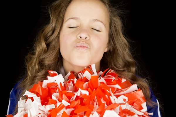 Adolescente cheerleader lábios puckered beijos olhos fechado retrato clos — Fotografia de Stock