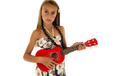tropikal elbise ukulele oynarken sevimli tan kız