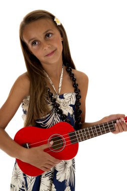 kırmızı bir ukulele tropikal elbisenin içinde oynarken sevimli tan kız