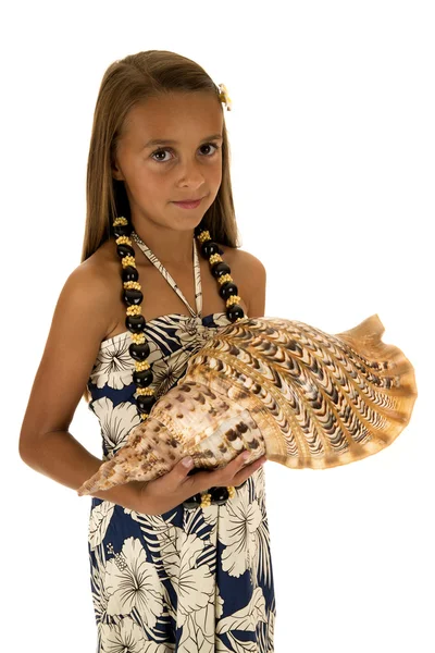 Adorable chica morena sosteniendo concha usando un vestido de estilo isla —  Fotos de Stock