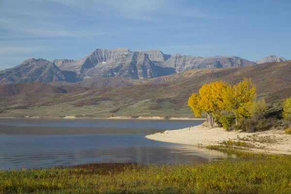 Malebnou podzimní skalnaté horské jezero Nusle — Stock fotografie