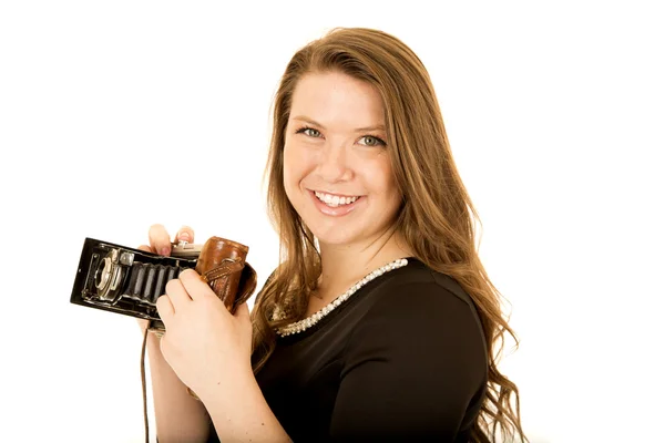 Bella giovane donna con una fotocamera vecchia scuola sorridente — Foto Stock