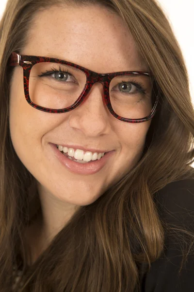 Mooie brunette vrouw die lacht dragen bril close-up portret — Stockfoto