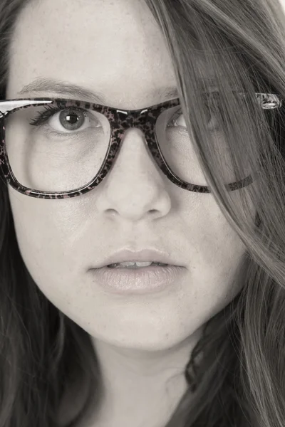 Portrait noir et blanc d'une femme portant des lunettes de couleur pâle — Photo